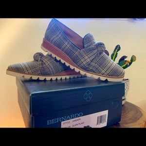 Size 8 Bernardo Women’s loafer style shoe!